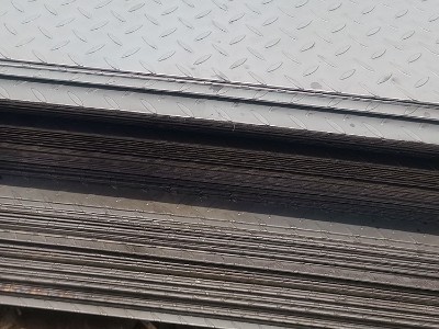 3个厚的花纹钢板多少钱一张？