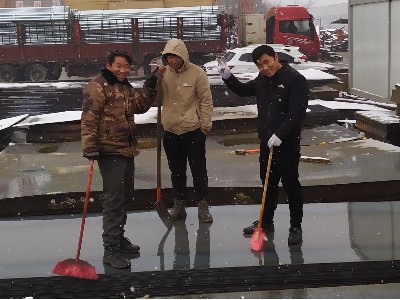 瑞雪兆丰年 郑州钢材市场白雪茫茫